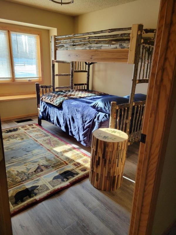 Whitetail Lodge Saint Germain Екстериор снимка